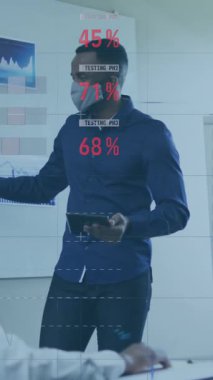 Toplantıda maske takan çeşitli iş adamları üzerinde finansal veri işleme animasyonu. covid 19 pandemik kavramı dijital olarak oluşturulan video sırasında küresel iş ve dijital arayüz.