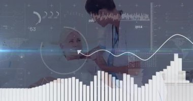 Tıbbi hemşire hastaya steteskop takıyor, dalga formlarını izliyor ve hayati verileri not alıyor. Sağlık, izleme, tanı, profesyonellik, sağlık, dijital, hastane