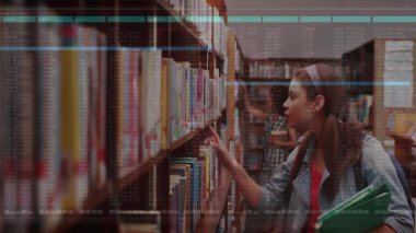 Kütüphane öğrencisi koridora giriyor. Elinde materyallerle rafları tarıyor ve araştırma için kitabı inceliyor. Kitaplıklar, eğitim, akademi, bilgi, organizasyon, konsantrasyon, eğitim