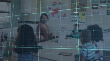 Öğretmen açık dizüstü bilgisayara doğru hareket ediyor ve iklim eğitimi için oturan çocuklara rehberlik ediyor. Eğitim, sınıf, çeşitlilik, gençlik, farkındalık, işbirliği, öğrenme