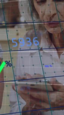 Akıllı telefonlar kullanan farklı insanlar üzerinde istatistik ve finansal veri işleme animasyonu. Küresel finans, iş, bağlantılar, hesaplama ve veri işleme kavramı dijital olarak oluşturulmuş video.