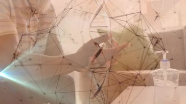 Dezenfektan pompasına basan, jel dağıtan ve sağlık ağının altında avuç içi ovuşturan bir adam. Sağlık, hijyen, güvenlik, sağlık, teknoloji, sağlık, bulaşıcı hastalık önleme