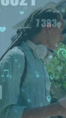 Akıllı telefon kullanan ve caddede taksi çağıran bir adamın üzerindeki dijital ikon kürenin animasyonu. Küresel ağ teknolojisi kavramı