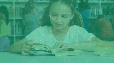 Meslektaşlar rafları karıştırırken, kız eğitim için başlangıç sayfası taraması yapıyor. Çocuklar, okur yazarlık, eğitim, kütüphane, öğrenim, bilgi, öğrenim