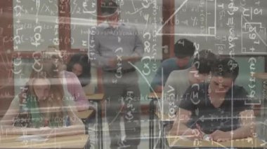 Öğretmen koridora çıkıyor, matematik dersinde sınav kağıtlarını dağıtıyor, formüller masaların üzerinde beliriyor. Eğitim, sınıf, değerlendirme, konsantrasyon, akademi, eğitim, öğrenim