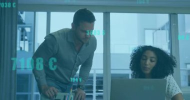 Adam dizüstü bilgisayara eğiliyor ve iş verilerini gösteren animasyonlu röflelerle kadına rehberlik ediyor. İşbirliği, takım çalışması, yenilik, beyin fırtınası, dijital, profesyonel, iletişim