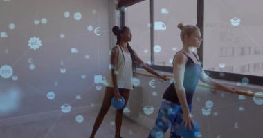 Barre kavrayan ve mavi topları kaldıran iki kadın fitness ilerlemesi gösteren ticaret simgelerini aktifleştiriyor. Fitness, sağlık, egzersiz, egzersiz, hareket, sağlık, spor