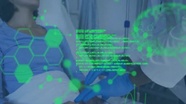 Doktor yeşil kaplama altında salin enfüzyonunu başlatmadan önce nabzını kontrol edip serum tüpünü ayarlıyor. Tıbbi, sağlık, teknoloji, hasta, tedavi, hastane, teşhis