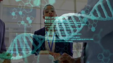 Biyoteknoloji ekibi tüpü genişleterek AR DNA sarmalını kod çizgileriyle kontrol ediyor. İşbirliği, yenilik, bilim, teknoloji, fütüristik, araştırma, dijital