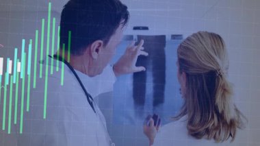 Doktor ve meslektaş ışık kutusunda radyograf tutuyorlar ve tanılama için animasyon veri çubukları büyüyor. Tıbbi, işbirliği, teknoloji, analiz, profesyonel, tanı, modern