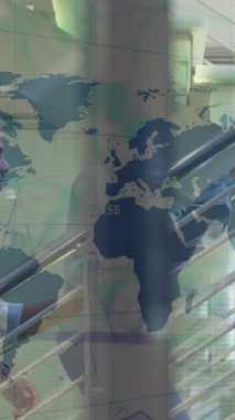 Ofis merdivenlerindeki iş adamlarının finansal veri işleme animasyonları. Küresel seyahat, iş, finans, hesaplama ve veri işleme kavramı dijital olarak oluşturulmuş video.