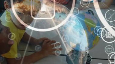 Eğilip dünyayı işaret eden iki öğrenci eğitim için ağ ikonlarını birbirine bağlarken. Çocuklar, eğitim, dijital, teknoloji, işbirliği, etkileşimli, öğrenim