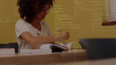 Öğrenci ders kitabı okuyor, sayfaları çeviriyor, notlar yazıyor ve kod ortaya çıkıyor. Çalış, odaklan, eğitim, edebiyat, konsantrasyon, öğrenme, ilham