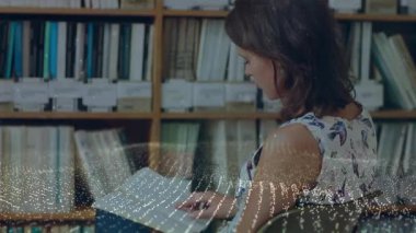 Araştırmacı, veri noktaları görünüp kaybolurken sayfalar analiz için açılıp taranıyor. Zeka, yenilik, çalışma, inceleme, sunum, bilgi, soruşturma