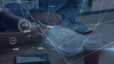 Meslektaşlar belge incelemesini tamamlarken ve imzalarken, işaret parmağı çerçeveye giriyor ve kalemi yönlendiriyor. İşbirliği, profesyonellik, ofis, takım çalışması, iş, planlama, belgeleme