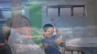 Sınıfta el kaldıran öğrenciler, bulut akışıyla ağ grafiği azaldıkça soruya cevap veriyorlar. İşbirliği, eğitim, öğrenme, iletişim, takım çalışması, teknoloji, yenilik