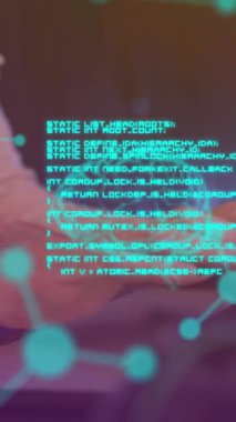 Beyaz kadın çalışanın sunucu odasında veri işleme animasyonu. küresel iş, bulut hesaplama ve dijital arayüz konsepti dijital olarak oluşturulmuş video.