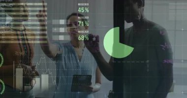 Üç iş kadını cam duvara vuruyor ve analiz için finans görüntülerini canlandırıyor. Teknoloji, işbirliği, veri görselleştirme, iş analizleri, yenilik, profesyonel, dijital arayüz