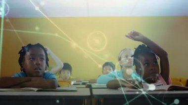 Sağ ön öğrenci, ders başlamak için kollarını uzatan sınıf arkadaşlarıyla el kaldırıyor. Eğitim, teknoloji, işbirliği, sınıf, gençlik, dijital, öğrenim