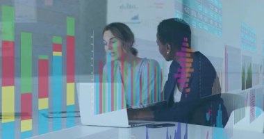 İş arkadaşları dizüstü bilgisayarlarına el kol hareketi yapıyor, analiz için finansal çizelgeleri yansıtıyorlar. İş, takım çalışması, veri, analitik, işbirliği, teknoloji, profesyonel