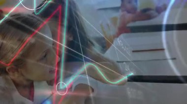 Öğrenci kızlar, ders arasında erkek gözlemleriyle birlikte veri tabloları azalırken sıralarda fısıldaşıyorlar. Eğitim, işbirliği, yenilik, sınıf, teknoloji, iletişim, gençlik