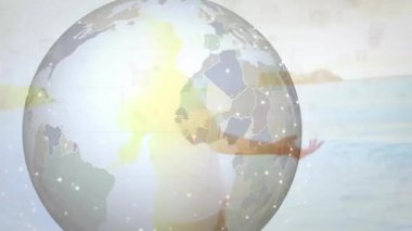 Dönen küre, bir kadının kıyıdan yükselişini kollarını açarak küresel teknoloji bağlantısı için yüzler oluşturmasını sağlıyor. Genel, bağlantı, ağ, dijital, yenilik, teknoloji, iletişim