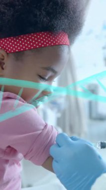 Afro-Amerikan kız hastaya iğne yapan doktorun üzerinde DNA iplikçiklerinin oluşumu. Kontrol, dijital arayüz, bağlantı, hastane ve sağlık hizmetleri, dijital olarak oluşturulmuş video.