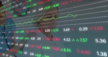 Doktor odaya giriyor ve hastaya steteskop takıyor. Finans verileri de animasyon görüntülerini örtüyor. Tıbbi, sağlık, muayene, teşhis, profesyonel, klinik, sağlık