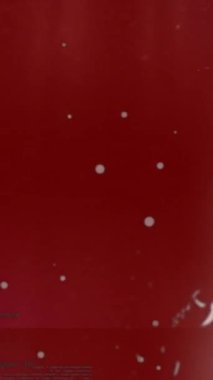 Kırmızı zemin üzerinde dönen dünya üzerinde soyut şekillerin ve veri işlemenin animasyonu. Küresel ağ ve iş teknolojisi kavramı