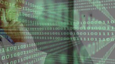 Kıdemli bayan doktor hasta verilerini analiz ederek klinikteki yoğunlaştırma koduna yanıt veriyor. Teknoloji, sağlık, yenilik, tanı, dijital, profesyonel, geleceksel