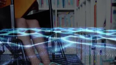 Kamera, kütüphanedeki tekerlekli sandalyedeki çocuğu veri dalgalarıyla öğrenmek için geri çekiyor. Çocuk, erişilebilirlik, yenilik, teknoloji, eğitim, modern, öğrenim