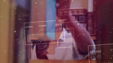 Teknisyen ofisteki kitaplıktan mavi tableti çıkarıp veri panellerini tarıyor ve analiz ediyor. Gelecekçi, yenilikçi, teknoloji, veri görselleştirme, profesyonel, dijital arayüz, çalışma alanı