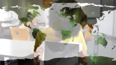 Okul çocuğu tablet yetiştirirken ve eğilirken harita gibi sınıfta kayboluyor ve eğitim içeriğini paylaşıyor. Eğitim, teknoloji, yenilik, öğrenme, sınıf, gençlik, dijital