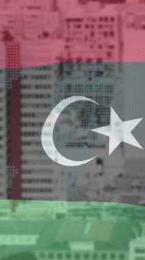 Sokaktaki araçların zaman aşımına karşı libya bayrağı üzerinde harita ve bitcoin simgelerinin canlandırılması. Dijital bileşik, çoklu pozlama, kripto para birimi, küresel, bankacılık, binalar ve vatanseverlik kavramı.