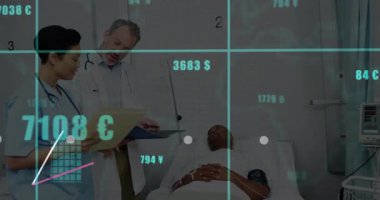 Sağlık hizmetleri finansmanı için animasyon para çizelgeleri başlatan verileri gözden geçiren hasta bakıcı. Tıbbi, profesyonellik, dijital, analitik, finans, takım çalışması, klinik