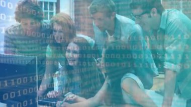 Ofisteki gençlik kodlamasında ikili jest yapan kıvırcık saçlı adam, takım arkadaşlarının altını çizme hatası. İşbirliği, takım çalışması, yenilikçi, teknoloji, beyin fırtınası, modern, üretkenlik