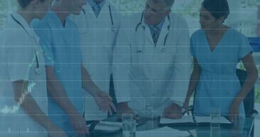 Cam masadaki kıdemli hekim arama ekibi hasta verilerini grafiklerle gözden geçiriyor. İşbirliği, sağlık, analiz, profesyonellik, teşhis, takım çalışması, danışma