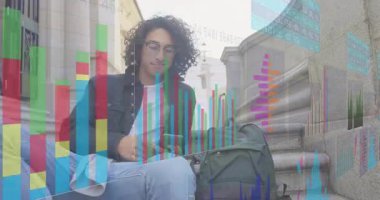 Sırt çantasının fermuarını açan akıllı telefonu dinleyen ve veri analizi yapan bir adam. Kentsel, teknoloji, analiz, yenilik, açık hava, modern, giyilebilir