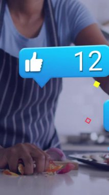 Mutfakta yemek pişirmek, animasyon üzerinden sosyal medya tebligatı almak. technology, digital, smartphone, communication, internet, lifestyle