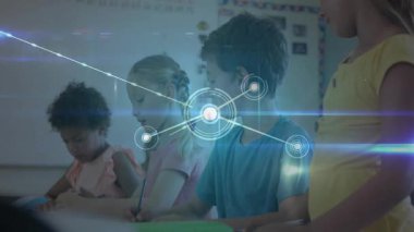 Okul masasında ağ düğümleri olarak yazan öğrenciler, eğitimde veri ağını gösteriyorlar. İşbirliği, öğrenme, teknoloji, eğitim, bağlantı, yenilik, takım çalışması