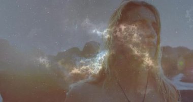 Kozmik nebula kayalık kıyı şeridinde beliriyor. Başroldeki adam teknolojide profilini gösteriyor. Göksel, sürrealist, mistik, düşünceli, atmosferik, soyut, manzaralı