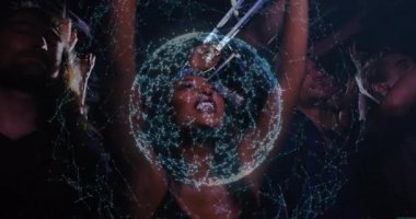 Arkadaşlar klüpte tezahürat yapıyor, dijital küre akıllı telefondan cisimleniyor, vitrin teknolojisine doğru genişliyor. Konser, gece hayatı, dijital alarm, bağlantı, kutlama, canlılık, seyirci