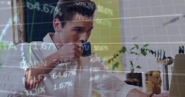 Masada dizüstü bilgisayarla oturan adam yüzen finans tablolarını incelerken espresso yudumluyor. Profesyonel, çalışma alanı, modern, üretkenlik, analiz, iş dünyası, odaklanma