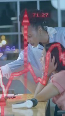 Ofisteki çeşitli iş kadınları üzerinde finansal veri işleme animasyonu. Küresel finans, iş, bağlantılar, hesaplama ve veri işleme kavramı dijital olarak oluşturulmuş video.