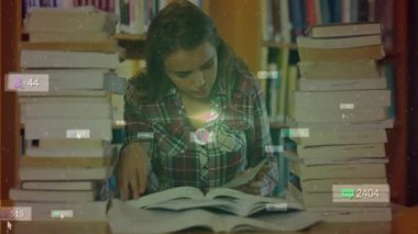 Eğitim kütüphanesindeki kadın öğrenci taraması yorum simgeleri gibi yüzen kullanıcı sayısını etkinleştiriyor. Öğrenme, konsantrasyon, okuryazarlık, bilgi, öğrenim, akademik, araştırma