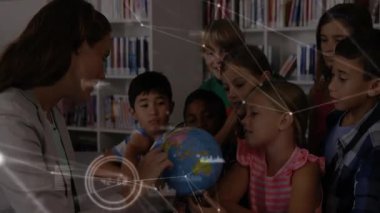 Eğitimci dünyayı döndürüyor ve çocuklara kütüphane dersinde rehberlik ediyor, bölgeleri aydınlatan animasyonlu çizgiler. Çocuk gelişimi, eğitim, çok kültürlü, öğrenim, keşif, görsel hikaye anlatma, sınıf