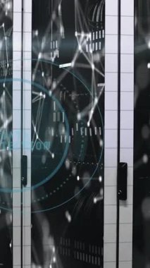 Veri işleme ve sunucu odası üzerinde parmak izi simgesi canlandırması. Sosyal medya ve dijital arayüz konsepti dijital olarak oluşturulmuş video.