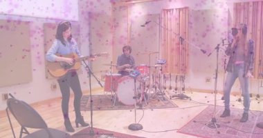 Gitar çalan gitarist, baterist ve vokalist şarkılarıyla müzik kaydını başlatıyor. Stüdyo, canlı müzik, akustik, ritim, vokal, performans, endüstri