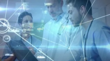 Kadın sıhhiyeci tableti açıyor ve hasta verilerini gösteriyor. Meslektaşlar veri analiz ederken üst üste biniyor. Sağlık, takım çalışması, veri görselleştirme, yenilik, işbirliği, profesyonellik, tıbbi teknoloji