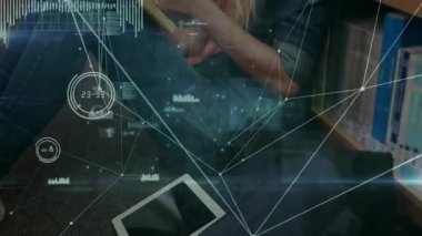 Yukarı doğru bakan kamera, öğrencinin veri satırları ile eğitim için metne ulaştığını gösteriyor. Eğitim, bilgi, yenilik, teknoloji, öğrenme, konsantrasyon, dijital